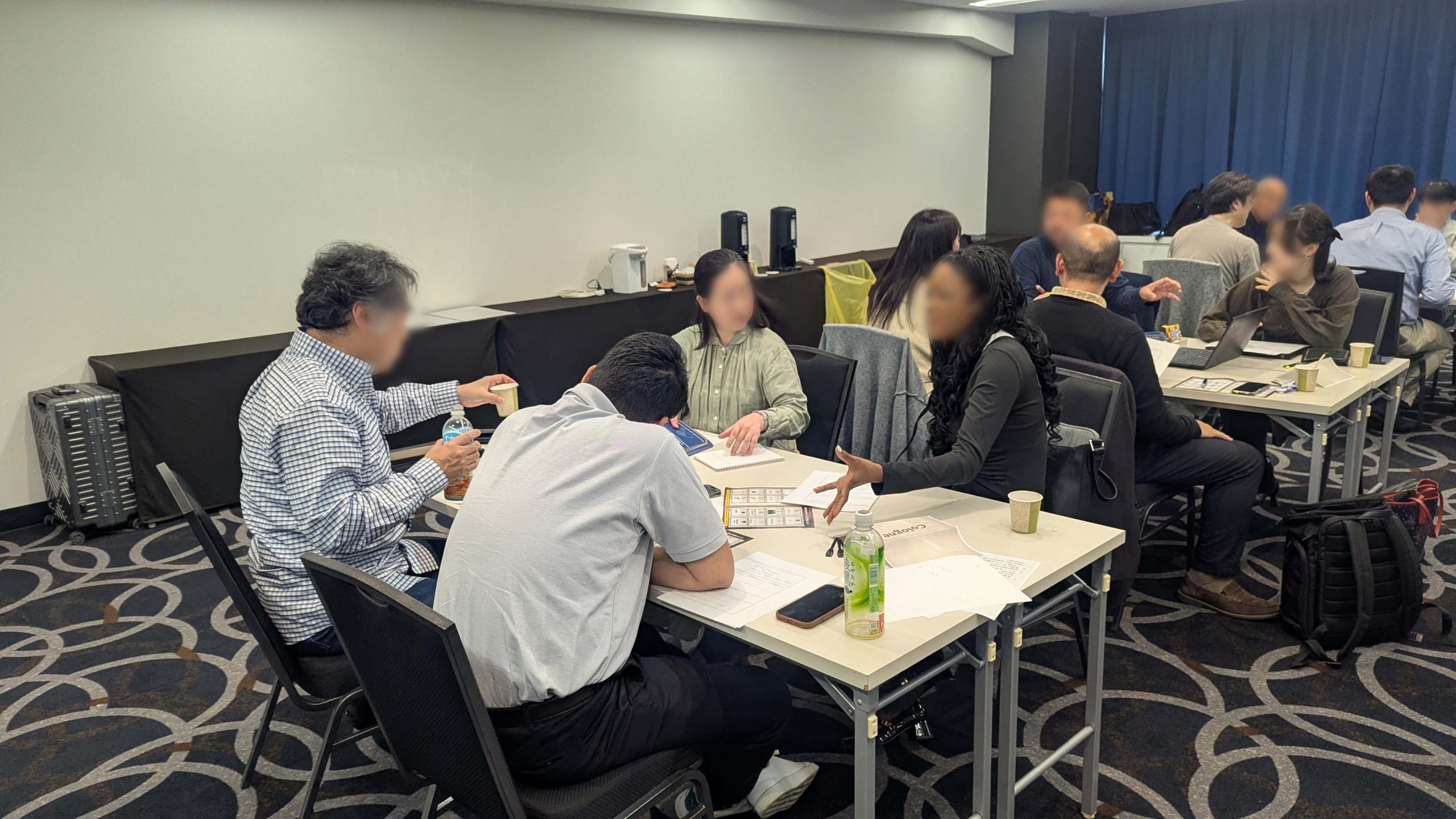 謎解きの合間には振り返りワークを挟み、成果や戦略について協議します